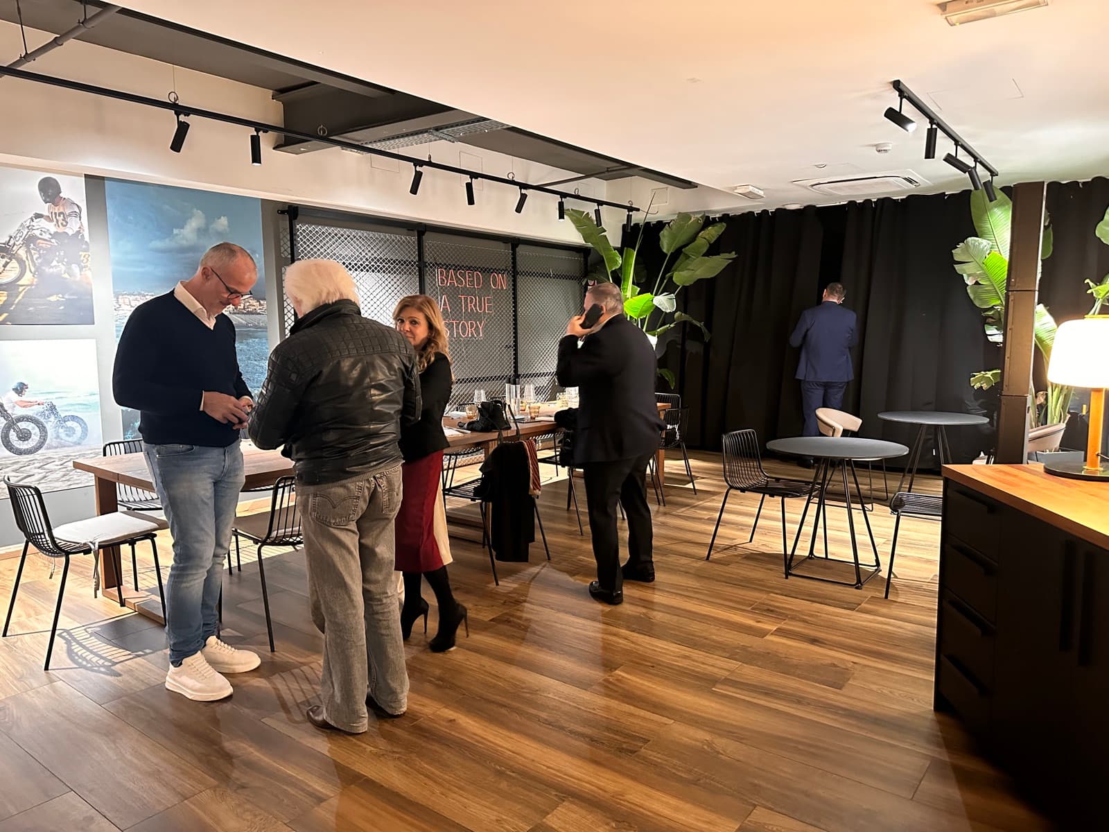 Professionisti si confrontano durante un evento di networking del network a Milano